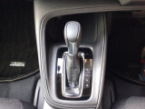 オートマチックシフトレバーは、手になじみ操作しやすい形状で安全運転にもつながります♪