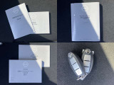 取扱説明書・メンテナンスノートです。スマートキーも2つ揃っております。