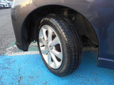 純正14インチアルミホイール装着です。。