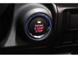 キーレスアクセス&プッシュスタート。アクセスキーを携帯していればドアのロック/アンロックはドアノブに触れるだけでOK。エンジンスタートはこのボタンをワンプッシュ。
