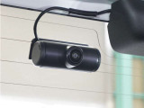 前方・後方はもちろん、車内カメラは、後方から左右をワイドに撮ることができ、幅寄せや側面衝突、威圧的なドライバーの危険行為など、クルマ周囲のトラブルもしっかり記録できます。