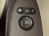 【電動格納ミラー】運転席のスイッチで、ドアミラーの開閉や角度の調整ができます。