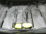 パンク修理剤とエアーポンプのセットです。スペアタイヤは装備していませんが空いたスペースを小物入れとして使用できます