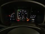 スピードメーターとタコメーターを大きく配した見やすいメーター部になっています。右側のインフォメーション画面でオドメーターや燃費などの情報を確認できます。