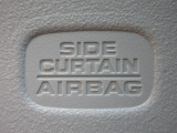 サイドカーテンエアバックシステムは、側面衝突時に大人から子供までさまざまな体格の乗員の頭部や頚部を広範囲で保護。特にセンターピラーへの頭部衝突を防ぐ展開性能を実現しています。