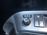 電動格納式ドアミラー付き。 狭い駐車場へ停めた時に、ボタン1つで左右のミラーをたたむ事ができます。