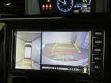 パノラミックビューモニター付きです。車両を上から見たような映像を画面に表示。運転席からの目視だけでは見にくい、車両周辺の状況をリアルタイムでしっかり確認できます。