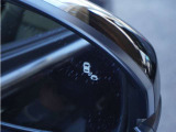 【ブラインドスポットインフォメーション】車線変更時などに見えにくい位置にいる車を検知します。安心して運転できます。