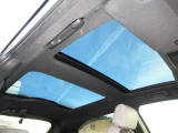 ガラスルーフ付きです。、シェードを開けておくことにより車内が明るくなります。夜はシートを倒せば流れ星が流れたり星がたくさん見えるかも・・わくわくする装備ですね!