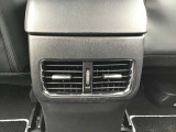 後部座席にもエアコン吹き出し口がしっかり装備されています。