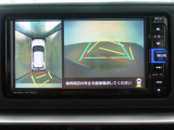 パノラミックビューモニター付きです。車両を上から見たような映像をディスプレイオーディオ画面に表示。運転席からの目視だけでは見にくい、車両周辺の状況をリアルタイムでしっかり確認できます。