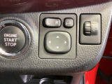 狭い駐車場で便利な電動格納ドアミラーが付いています。