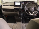 車内は光触媒抗菌消臭施工済です。インパネ周りはスタイリッシュなデザインで機能や装備も充実しています。グローブボックスやカップホルダーのほかにトレーなどたくさんの収納スペースが付いています。