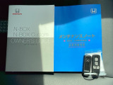 メンテナンスノート【整備記録簿】、取説も揃ってます。スマートキーはバッグなどにしまったままボタン操作でエンジンの始動・停止ができて大変便利です。