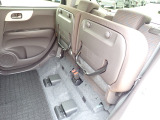 ◆チップアップ&ダイブダウン機構付【ULTR SEAT】は後席座面を左右分割で跳ね上げることができます。トランクで積載できない背の高い荷物をラクラク収納できます。ホンダ車ならではの人気装備です。