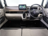 ◆視界広々で非常に運転しやすくロングドライブでも疲れを感じさせないすっきりとまとまったインパネ周りです。