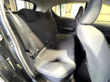 後部座席も気になるようなキズ・汚れやへたり等、大きなダメージはなく、良好な状態です。