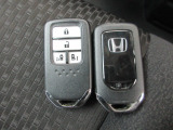 スマートキー付。キーを取り出さなくてもドアロックの施錠・開錠、エンジンの始動が出来ます。雨の日や荷物の多い日にとても便利ですね。
