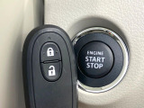 【キーレススタートシステム】カバンやポケットに入れたままでもドアの施錠・解錠が可能なスマートキーを装備。エンジンのオン・オフ時もカギを取り出す必要が無いからとっても便利です♪