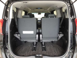 7人乗車時でも十分なスペースのトランクルームです。