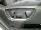 パワーシート搭載。微妙な調整が手軽にでき、最適なポジションで運転することが可能です。
