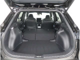 【トランクルーム】荷室の広さも十分です!シートアレンジでシートを畳めば長い荷物だって積めますね。シートアレンジの操作方法など、お気軽にご相談下さい。
