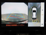 パノラミックビューモニター付きです。車両を上から見たような映像をディスプレイオーディオ画面に表示。運転席からの目視だけでは見にくい、車両周辺の状況をリアルタイムでしっかり確認できます。