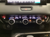 オートエアコンがついてます。左右独立で温度設定のできるデュアルオートエアコンです。パネル内のシートヒータースイッチは前席の左右別々に3段階で温度設定ができます。