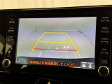 後方の見える安心をお届けするバックガイドモニター付:バックするときのアシストラインもあって楽々バック!車庫入れや縦列駐車をサポートし、苦手な駐車も安心です!今やもう手放せない装備ですネ♪