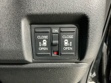 左右両側パワースライドドアが付いています。ワンタッチで簡単にお子様でも、お年寄りの方でも、開閉できますからとても便利です。キーレスや車内スイッチでも自動でドアの開閉ができます。