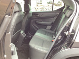 後席も足元広々で快適にドライブ出来ます♪
