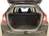 ラゲッジも広く使いやすいトランクは、開口部も広く荷物の積み下ろしもしやすいお車となっております。リアシートの背もたれは6:4の割合で分割して可倒できるので、長いお荷物などを載せることもできます。
