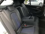 後席も使用感はさほど感じず、運転席・助手席同様に清潔感があります。後席シートもしっかりと作り込まれていますので、座り心地も悪くありません。是非、実車にてご確認下さい。