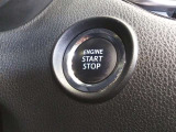 ポケットや鞄から出さずにエンジンスタートができる便利なプッシュスタート。ブレーキを踏みながらパワースイッチを押すだけで、エンジンが始動します