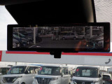 【日産のスマート・ルームミラーは内蔵モニターで後方の状況をクリアな画像で確認でき、通常のルームミラーに切り替えて後席の様子を確認することもできます。