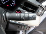 オートヘッドライト標準装備です。車外の明るさに応じて自動的にヘッドライトの点灯・消灯をしてくれます。トンネルの出入り口などで活躍してくれます。