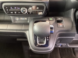 シフトはインパネシフト、パーキングブレーキは電子制御となっています。