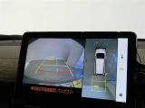 【全周囲モニター】車を上空から見下ろしたような映像をカーナビ画面に映し出し、車庫入れや縦列駐車をサポートしてくれます。