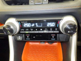 左右独立温度コントロールフルオートエアコンです。運転席、助手席それぞれで独立して温度設定ができます。冷え性の方が乗っても安心ですね♪