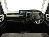 ◆視界広々で非常に運転しやすくロングドライブでも疲れを感じさせないすっきりとまとまったインパネ周りです。