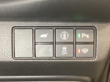 Hondaセンシング用の、VSA(ABS+TCS+横滑り抑制)解除と路外逸脱抑制機能のオンオフスイッチなどはハンドルの右側に装備しています。