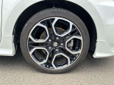 【純正ホイール】純正設計ならではの美しいデザインと精密な仕上げで、車両全体のスタイリングを引き立てます。