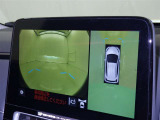 パノラミックビューモニターを装備。駐車場や交差点でクルマを真上から見るように周囲を確認できます。機能の詳細は販売店スタッフまでおたずねください。