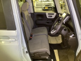 ベンチシートは、運転席と助手席の移動もスムーズ! 狭い駐車場での乗り降りや、お子様の乗り降りにも便利です。
