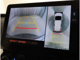 パノラミックビューモニター付きです。車両を上から見たような映像をディスプレイオーディオ画面に表示。運転席からの目視だけでは見にくい、車両周辺の状況をリアルタイムでしっかり確認できます。
