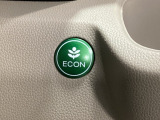 ECON モードをON にするとアクセルペダルの動きに対するエンジンの反応とエアコンの制御を切り換えることで、燃費のいい運転をするドライバーがペダルを踏んだ時と同じようにエンジンを制御します。