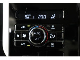 室内を快適温度にするオートエアコン!スイッチもシンプルで操作しやすく、オールシーズン快適なドライブに出かけられますね♪