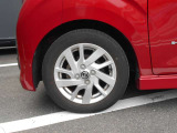 アルミホイールが付いています。お洒落は足元からですね。