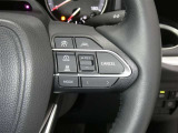 【レーダークルーズコントロール】(全車速追従機能付)付きです。車速に応じて追従支援してくれるので、ロングドライブも快適です。詳細は販売店スタッフまでおたずねください。