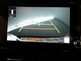バックガイドモニター付き。車両後方の映像をナビ画面に表示し、駐車などの後退操作をサポートします。